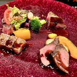 しょくさい 花器楽 - 右手前が鹿のロースト。牛のステーキも最高に美味しい！