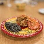 anchoa - 魚介のパエリアとイカスミのパエリア