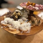 anchoa - Pinchos イベリコ豚の生ハム・牛もつを使った自家製ソーセージ・牛のレバーペースト・蒸しサザエは唐辛子ソースと・マンチェゴチーズとしめ鯖・太刀魚のフリット