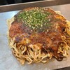 もみちゃん - 肉玉そば(税込950円)
・袋入り蒸し中太麺
・オタフクソース(専門店用の控えめな甘み)
・焼き方:軽く押さえる
・焼き上がりの形:軽めのドーム形
・鉄板で食べます