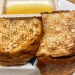 はすのうてな - 突然女子ウケバツグンの自家製クリームチーズ豆腐&トースト。ハチミツがけなので最後にデザートとして食べてもいい感じw