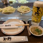 五エ門 - 生ビールに牡蠣の塩辛。