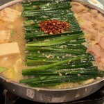 博多もつ鍋おおやま 博多デイトス - ぐつぐつ煮たってから2分くらいで食べれます♪