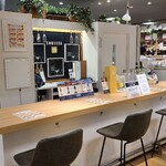 エノテカワインバー - 広島電鉄胡町電停直ぐの広島三越の地下1階にある「エノテカ・ワインバー 広島三越」さん
開業時期不明、運営はエノテカ株式会社
白い衝立壁、木目を活かした天板のカウンター、シンプルで清潔感のある佇まい