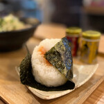 小料理 つばめ - 上質な焼き海苔で包まれたおにぎりは
厚さ5cmほどありますでしょうか？！(*´-`)
なんとお茶碗2膳の土鍋ご飯で握ってるんだそう！(*´Д｀*)