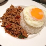 Hijau Bintang Ochanomizu Ten - 鶏肉バジル炒め玉子のせご飯
                      
                      ホーリーバジルはどこ？
                      味付けは悪くないのだけれど。