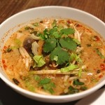 Hijau Bintang Ochanomizu Ten - トムヤム ラーメン
                      
                      酸味も辛味も抑えめなので、
                      万人受けはしそうだけれど、
                      少々物足りなさは残った。
                      