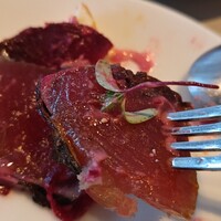 Trattoria Tabule - カツオのスモークとビーツのカルパッチョ