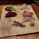 千ふく - 右上からクエ鰤鯛　左上から鯖きずし本鮪ふぐ　造り盛り