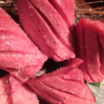 焼肉うしごろ - 塩物（厚切りタンをレモンと青唐辛子味噌で、厚切りハラミを本山葵で）