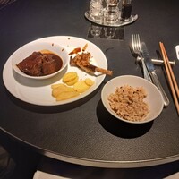 ビューアンドダイニングザスカイ - ラムチョップマスタードソースと、和牛ビーフシチュー白味噌のアクセントならびにJシリアル米です。