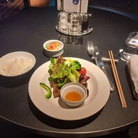 ビューアンドダイニングザスカイ - 銀鱈の西京焼きと、国産牛サーロインの鉄板焼の生野菜添えならびに白米です。国産牛サーロインの鉄板焼には、燻製バター醤油ソースをかけました。