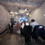 濃菜麺 井の庄 - ウッディなシンプル内装/店員の出入りを楽にする左手前のカウンターの切れ目が、手際良いオペレーションのキモです