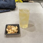 お酒の美術館 - タリスカーハイボールと、燻製ナッツ。