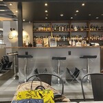 お酒の美術館 - バーカウンターのみお店の席。今座ってるのは、目の前だけど共用スペース。