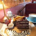 カフェ デ アゲンダ - チョコマロンクレープ1250円　ハロウィンバスチー1100円　カフェラテ650円