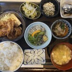 むさしや - 豚バラ炒めとしらす干し、生しらす盛りの日替り定食