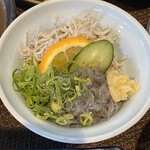 むさしや - しらす干しと生しらす盛り