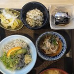 むさしや - お新香と小鉢とデザート