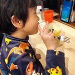 拉麺大公 - 好みの味わいだったのでにんまりピースサインで応える我が子