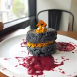 512 CAFE＆SWEETS - ハロウィンパンケーキ1980円　公式インスタではかぼちゃクリームがしっかりしぼってるのにボソボソしたかぼちゃに。美味しいけど違いにびっくり。