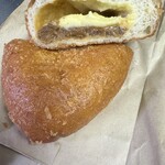 ペンギンベーカリー - 中にチーズが入ってるので温めて食べるのがおすすめ