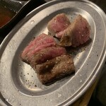 肉の雷橋 - 右：トモサンカク　左：ウチモモ