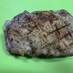 鶏のたたき 熊本屋 - 塊を俎板に…