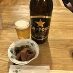 四季の味 ふじ芳 - 瓶ビール サッポロ黒ラベル、お通し：いかとこんぶ