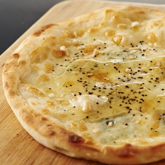 Loites レストラン 飲食店の検索 ブルーチーズと蜂蜜のピザ ミステリアス新宿店 Mysterious