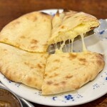 チョイ足しメニュー：ミニチーズナン（528円）