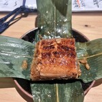 博多 わたぬき - お通しメニュー  柿の葉？を開くと出てくるうなぎ飯♡ 