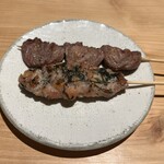 博多 わたぬき - 上 鳥ハツ串200円、下 せせり大葉串330円