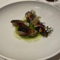 ラ・ベ - 関鯖のフルールドセルとサラワクペッパーマリネ炭火焼き　セロリとレフォールクリーム　野菜コンフィ　柑橘類のビネグレット