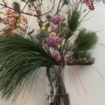 日本料理 TOBIUME - 新年を迎える縁起良い生花！　南天？千両？