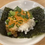 たき火炉端 雨やどり - お通し いくらと米と韓国のり