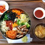 コッテジ - たっぷり野菜とサムギョ オン・ザ・ビビンバ（大盛り）（２０１４年６月）