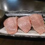 Itamae Yakiniku Isshou - 牛トロ炙りにぎり