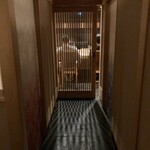 はらまさ - 入店すると正面にカウンター席、通路の両側に個室