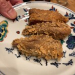 はらまさ - お茶碗のご飯に牛ヒレのカツを乗せて卵黄をかけます