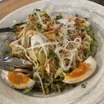 たき火炉端 雨やどり - 新人が作るサラダ