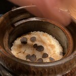 はらまさ - 炊き立ての土鍋ご飯にトリュフを擦っているところ