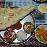 ダウラギリ - ディナーセット チキンカレー・本日のカレー・マンゴーラッシー