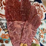 焼肉 六甲園 - (左上から)ミスジ、クリミ、トウガラシ。塩味