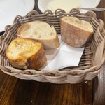 ビストロ・クレメ - ディナーコース　パン（1つ食べちゃいました）