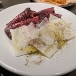RODEO - 自家製ブレザオラのおつまみ。ブレオザラ(塩漬け肉)の濃厚な味わいとチーズが美味しい