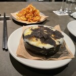 RODEO - 菊芋のグラタン。奥にはおかわりのポテトスライスが…