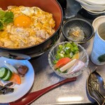 弥満喜 - 奥久慈しゃも丼にはお新香、サラダ、手作りこんにゃく、しゃもスープ