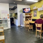 昭和食堂 - 店内先客が２名のカップル
平日の12時過ぎ