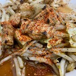 昭和食堂 - 甘辛いタレなので一味を振りかける